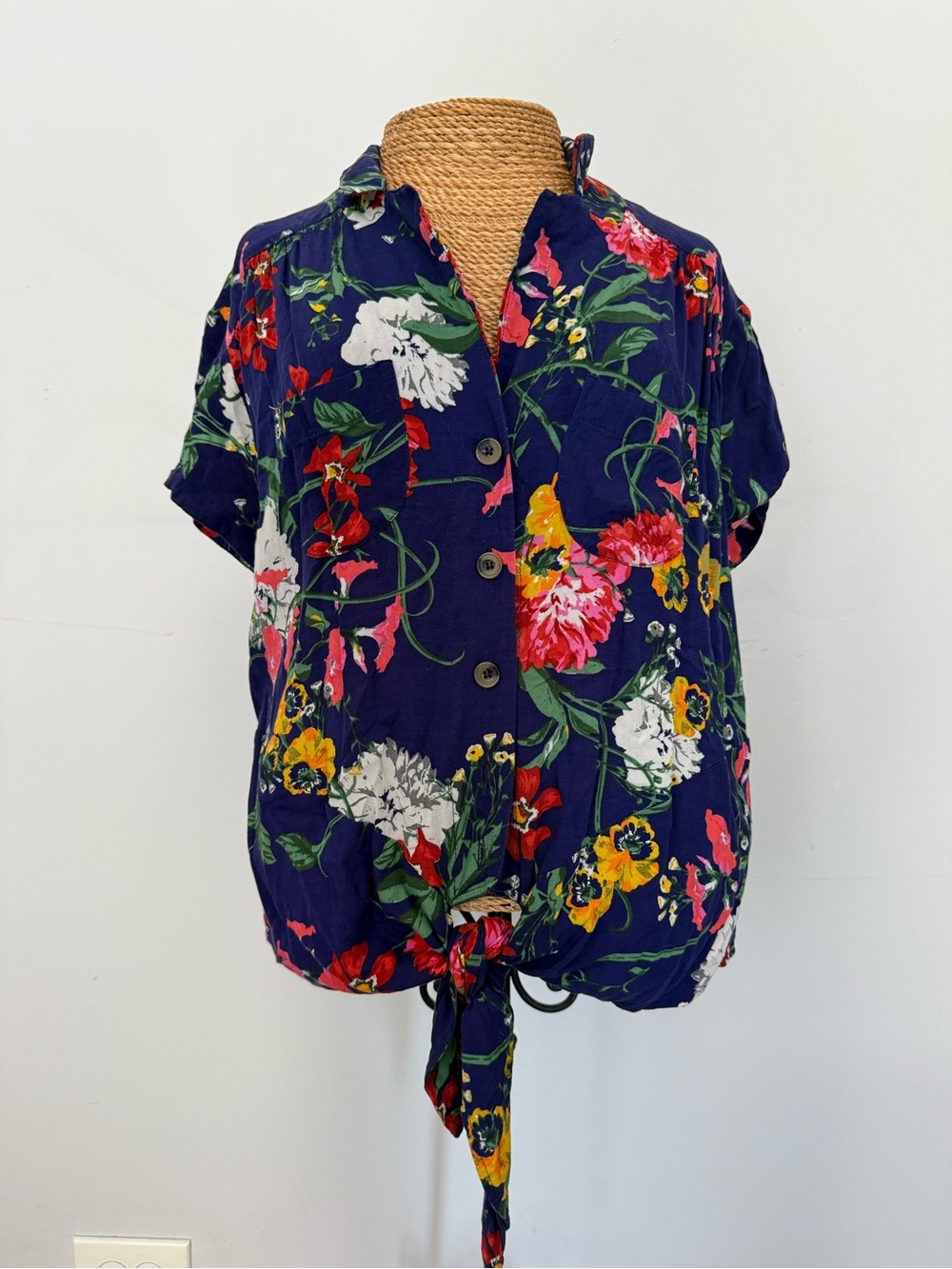 Anthropologie/Maeve Navy Floral Button-Front Tie Hem Top